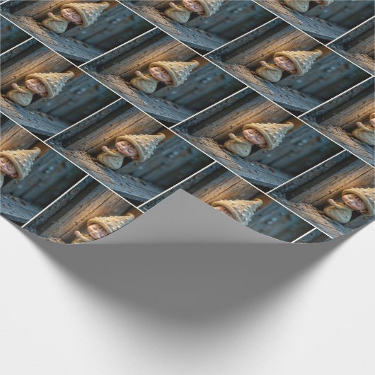 Bashful Munchkin Standing By a Door Cadeaupapier (Hoek)