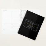 Basic- en procureur-Planner Planner<br><div class="desc">Dit aanpasbare, basis- en platte plannerontwerp biedt een witte dubbele lijn en een decoratieve rij diamantvormen. Het kan worden gebruikt door een beroepsbeoefenaar zoals een advocaat, advocaat of advocaat. De naam, het beroep en de contactgegevens kunnen worden gepersonaliseerd.</div>