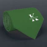 Basil Green Elegant Monogram   Naam Stropdas<br><div class="desc">Een elegante tweezijdige stropdas met een gewaagd wit monogram over een solide Basil Green achtergrond. Bovenop dit monogram staat je voor- of achternaam in alle hoofdletters. Als u de voorkeur geeft aan een stoutmoediger zoeken naar de persoonlijke naam in de grote letter kunt u het volgende doen: Gebruik de functie...</div>