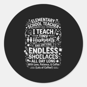 Basisschoolleraar leert kleine mensen ronde sticker