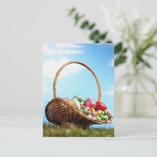Basket filled with Easter eggs on grass Feestdagenkaart (Staand voorkant)