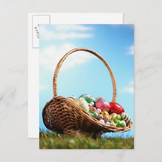 Basket filled with Easter eggs on grass Feestdagenkaart (Voorkant / Achterkant)