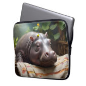 *Basket of Dreams: A Baby Hippo’s Cozy Nap Laptop Sleeve (Voorkant Links)