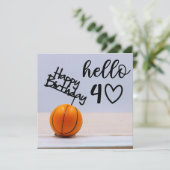 Basketbal 40e verjaardag aan speler met bal (Staand voorkant)