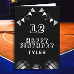Basketbal Bal en vlaggen Sport Kids Verjaardag Kaart<br><div class="desc">Basketbal Ball and Flags Sports Kids Verjaardag Kaart. Het ontwerp heeft basketbalballen en verjaardagsfeestvlaggen in grijze,  zwarte en witte kleuren. Voeg jouw namen,  leeftijd en tekst toe en maak je eigen verjaardagskaart. Geweldig voor jongens en meisjes die van basketbal houden.</div>