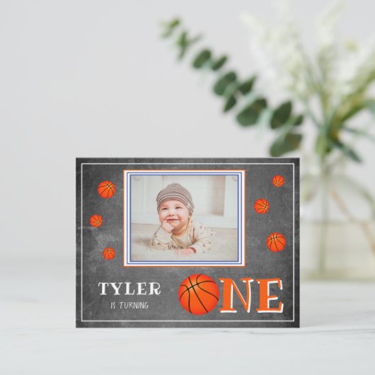 Basketbal Chalkboard 1e Verjaardag Foto Uitnodiging Briefkaart (Staand voorkant)