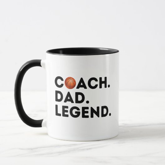 Basketbal coach Dad Legend Mok (Links)