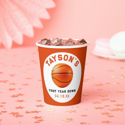 Basketbal eerste jaar naar beneden 1e verjaardag papieren bekers (Insitu)