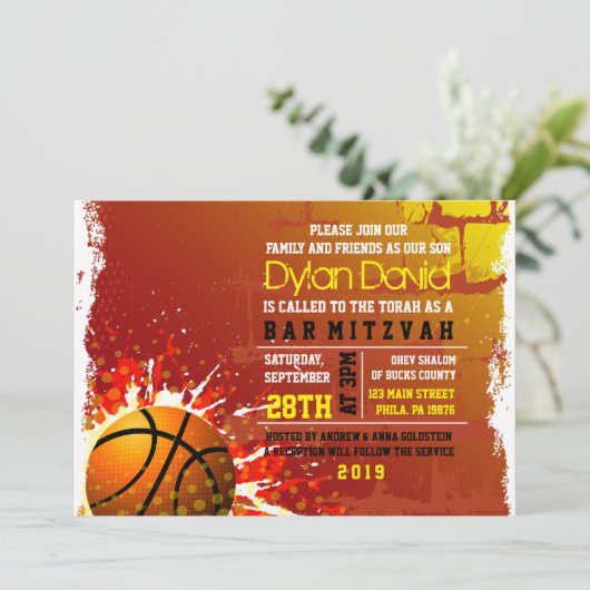 BASKETBAL GRUNGE Bar Mitswa Uitnodiging (Staand voorkant)