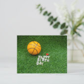 Basketbal Happy Birthday met basketbal op groen Briefkaart (Staand voorkant)