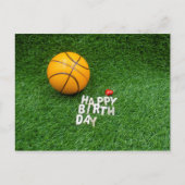 Basketbal Happy Birthday met basketbal op groen Briefkaart (Voorkant)