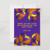 Basketbal Happy Birthday paarse gouden teamkleuren Kaart (Achterkant)