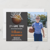 Basketbal in Basket Verjaardag Uitnodiging (Voorkant)