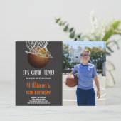 Basketbal in Basket Verjaardag Uitnodiging (Staand voorkant)