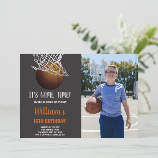 Basketbal in Basket Verjaardag Uitnodiging (Staand voorkant)