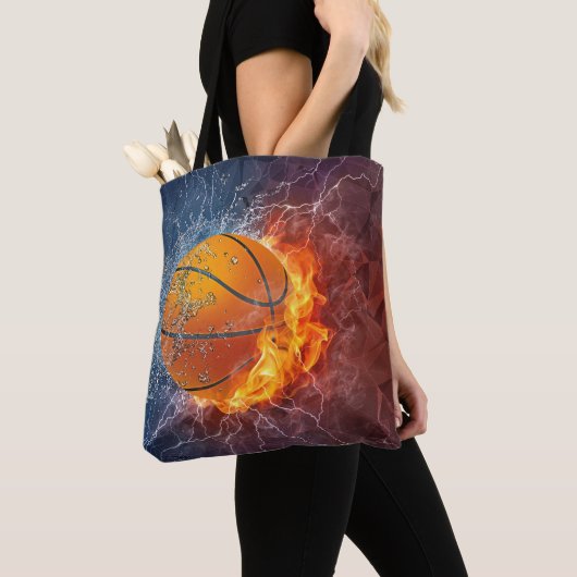 Basketbal in brand tote bag (Dichtbij)