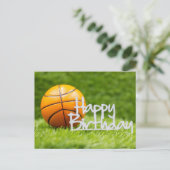 Basketbal met Happy Birthday teken op groen gras Briefkaart (Staand voorkant)