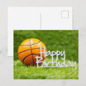 Basketbal met Happy Birthday teken op groen gras Briefkaart (Voorkant / Achterkant)