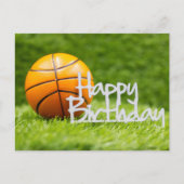 Basketbal met Happy Birthday teken op groen gras Briefkaart (Voorkant)