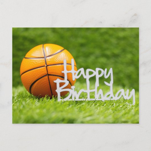 Basketbal met Happy Birthday teken op groen gras Briefkaart (Voorkant)