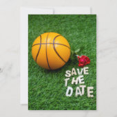 Basketbal met rode rozen save the date kaart (Voorkant)