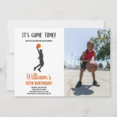 Basketbal op hand Verjaardag Uitnodiging met Foto (Voorkant)