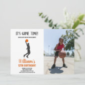 Basketbal op hand Verjaardag Uitnodiging met Foto (Staand voorkant)