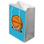 Basketbal op Sky Blue Stripes Medium Cadeauzakje (Achterkant Gekanteld)