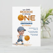Basketbal Rookie 1e verjaardag foto uitnodiging (Staand voorkant)