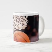Basketbal scoren grote koffiekop (Voorkant rechts)