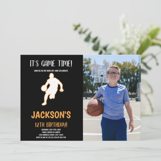 Basketbal spelen verjaardag uitnodiging met foto (Staand voorkant)