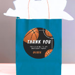 Basketbal Sport Kids Verjaardag Dank u Ronde Sticker<br><div class="desc">Basketbal Sport Kinder Happy Birthday Dank u Sticker. Het ontwerp heeft een leuke tekst "Let's hoop it up" en basketbalballen op een zwarte achtergrond. Voeg jouw namen en tekst toe. Leuke sport stickers voor een basketbal thema verjaardag.</div>