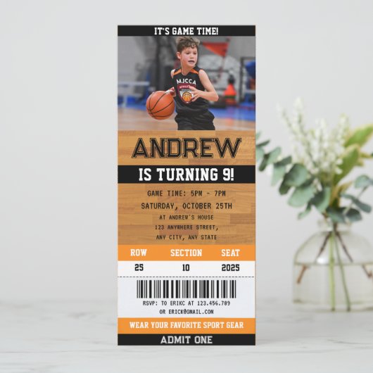 Basketbal Ticket Verjaardagsuitnodiging met een fo Kaart (Staand voorkant)