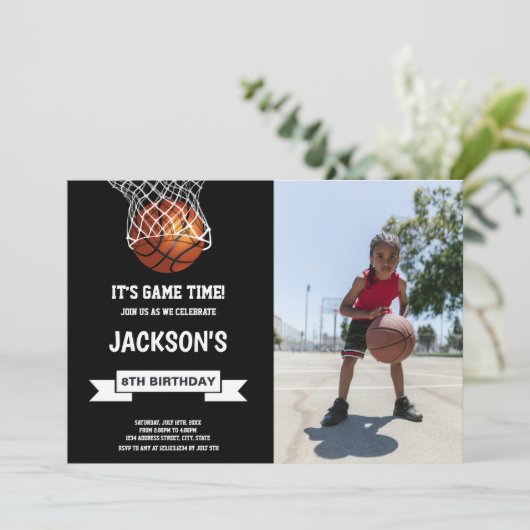 Basketbal Verjaardag Uitnodigingen met Foto (Staand voorkant)