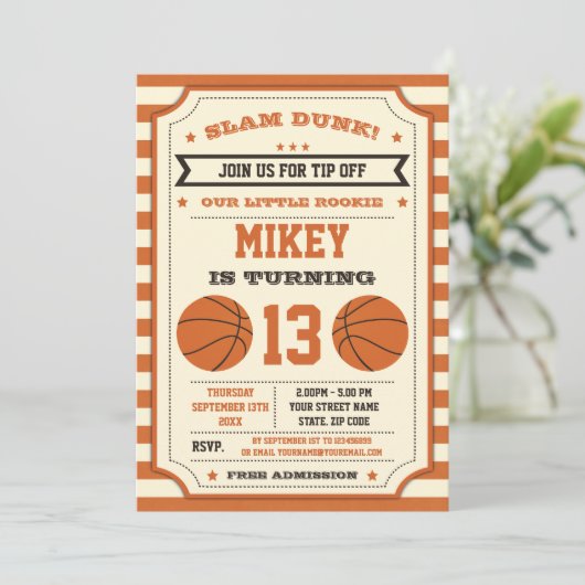 Basketbal verjaardagsfeest uitnodiging (Staand voorkant)