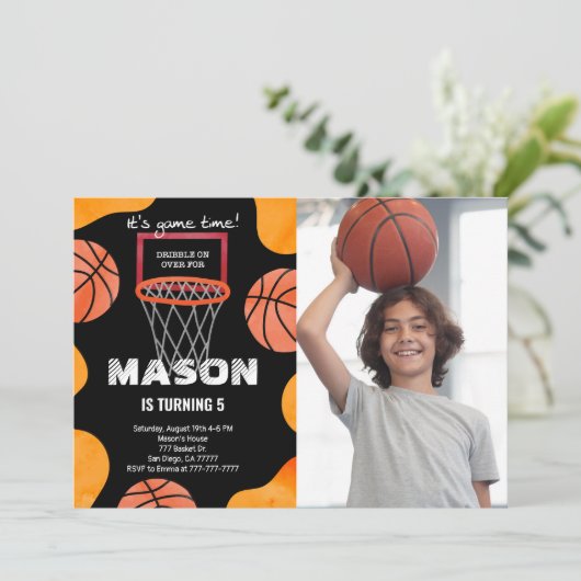 Basketbal verjaardagsfoto uitnodiging (Staand voorkant)