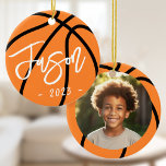 Basketbal voeg aangepaste foto toe keramisch ornament<br><div class="desc">Keramisch ornament met een basketbal met uw aangepaste naam in een koel lettertype met het jaar hieronder. Op de achterkant is een foto lijst met je eigen foto.</div>