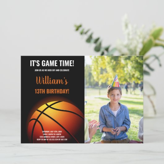 Basketbal Zonneschijn Verjaardag Uitnodiging met F (Staand voorkant)