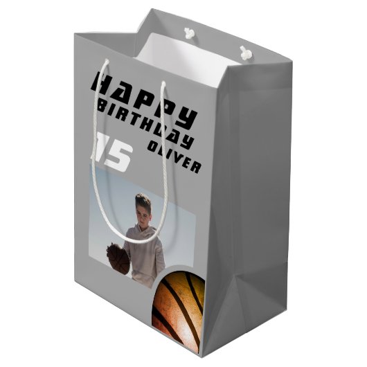 Basketball Ball Boy FotoHappy Birthday Medium Cadeauzakje (Achterkant Gekanteld)