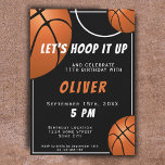 Basketball Ball Fun Sportkinderen Birthday Kaart<br><div class="desc">Basketball Ball Fun Sports Kids Birthday Uitnodiging. Het ontwerp heeft een leuke tekst: "Laten we het omhoog draaien" en basketbalballen op een zwarte achtergrond. Voeg je gegevens toe.</div>