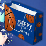 Basketball Ball Sports Happy Birthday Custom Name Groot Cadeauzakje<br><div class="desc">Basketball Ball Sports Happy Birthday Custom Name Large Gift Bag. Basketballballen met een Happy verjaardagswens op een blauwe achtergrond. Personaliseer je met jouw naam en maak een speciale persoonlijke cadeautas voor een jongen of een meisje die van basketbal houdt.</div>