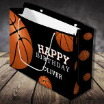 Basketball Ball Sports Happy Birthday Name Groot Cadeauzakje<br><div class="desc">Basketball Ball Sports Happy Birthday Gift Bag met naam. Basketballballen met een Happy verjaardagswens op een zwarte achtergrond. Personaliseer je met jouw naam en maak een speciale persoonlijke cadeautas voor een jongen of een meisje die van basketbal houdt.</div>