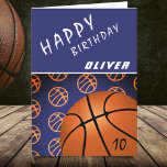 Basketball Ball Sports Modern Happy Birthday Kind Kaart<br><div class="desc">Basketball Ball Sportpattern Modern Happy Birthday Kind Kaart. Moderne basketbalverjaardagskaart voor een jongen of een meisje die van basketbal houdt. Basketbalpatroon met verschillende oranje basketbalballen op donkere paarse kleur. Personaliseer je met jouw naam en leeftijd op de grootste bal.</div>