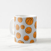 Basketball Balls Patroon op grijze achtergrond Koffiemok (Voorkant links)