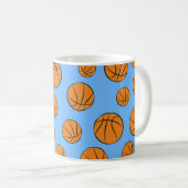 Basketball Balls Pattern on Blue Background Koffiemok (Voorkant rechts)
