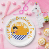 Basketball Cute Black Hair Boy Papieren Bordje (Feest)