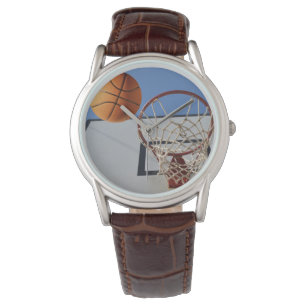 Basketball door een hoop gaat, horloge