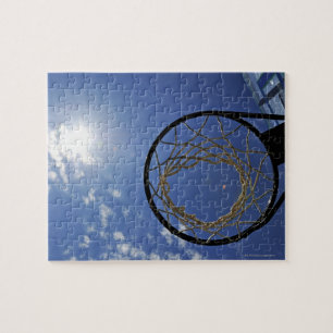 Basketball Hoop en de zon tegen de blauwe hemel Legpuzzel