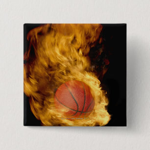 Basketball in brand (digitaal samengesteld) vierkante button 5,1 cm