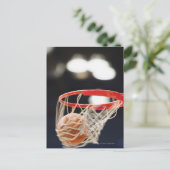 Basketball in de mand. briefkaart (Staand voorkant)